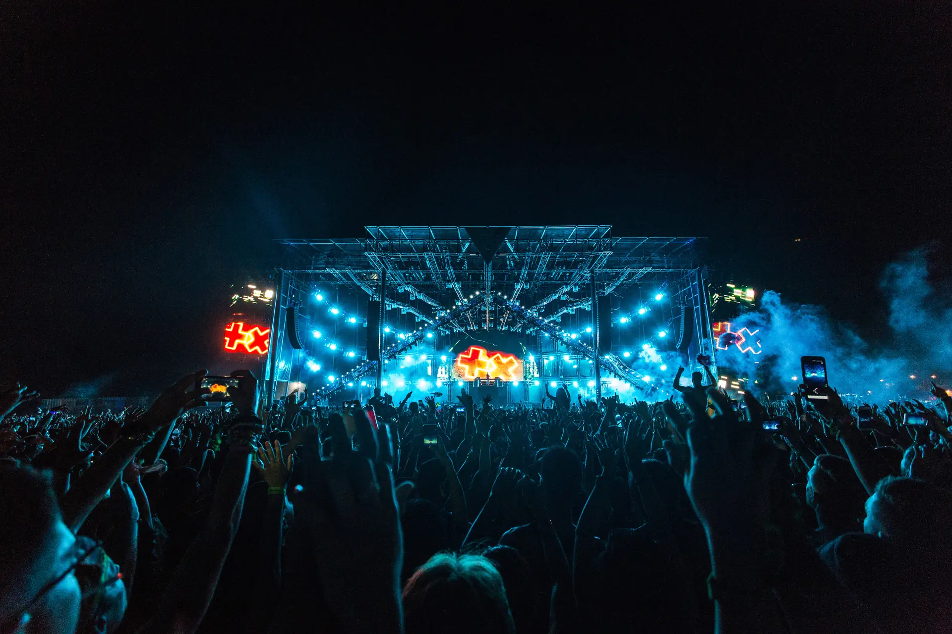 Palco iluminado em azul diante de grande público